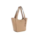 Cartera tote Guess Helina color beige con textura granulada, doble asa de hombro y dije con el logo de la marca.