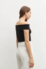 Top color crudo con escote bardot y corte ajustado.