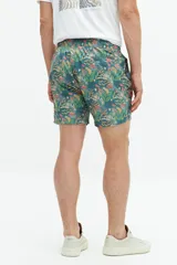 Short de baño con estampado a rayas verticales en tonos celeste y blanco, con cintura elástica ajustable con cordón, dos bolsillos laterales y uno trasero.