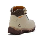 Bota acordonada de caña media color beige, con suela marrón y detalles en marrón oscuro. Presenta el logo de la marca en el lateral y en la lengüeta.