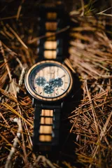 Reloj de pulsera Chenaut Aurum para hombre, con caja de acero inoxidable negra y esfera de madera de zebrano. La malla es de acero inoxidable negra con detalles en madera de bambú. Tiene cronógrafo, indicador de 24 horas y fechador.