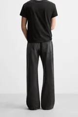 Pantalón de jean celeste con efecto lavado, corte flare fit y caída baggy desde la rodilla hasta el tobillo. Tiene cinco bolsillos y cierre frontal con botones.