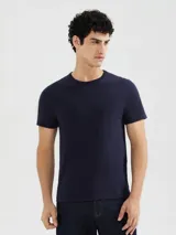 Remera negra de manga corta con corte ajustado.