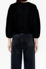 Remera negra de tejido de punto con cuello en V, corte ajustado y mangas 3/4 abullonadas.