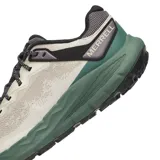Championes de trail running Merrell Nova 4, color beige con detalles en negro, gris y verde.