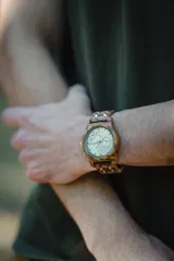 Reloj de pulsera Chenaut Lune con caja y correa de madera de zebrano, esfera plateada con números romanos y subdiales plateados, movimiento de cuarzo, función de cronógrafo y fechador, cristal Hardlex resistente a los arañazos y resistencia al agua 3 ATM.