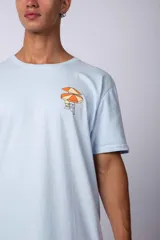 Remera celeste con cuello redondo y estampado de sombrillas de playa.