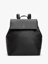 Mochila Tommy Hilfiger de poliuretano negro con acabado liso, cierre de solapa magnético, asa superior, dos correas ajustables, un compartimento principal y un bolsillo interior con cremallera.