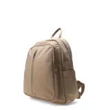 Mochila color beige con cierre frontal plateado.