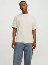 Camiseta básica color beige de manga corta y cuello redondo con fit holgado. Confeccionada en jersey peinado orgánico.