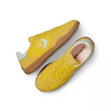 Championes Converse Run Star Trainer amarillos de gamuza con logo plateado y suela de goma marrón.