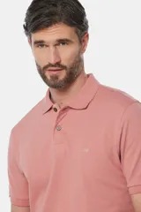 Remera polo piqué lisa color salmón, con cuello en rib y botones personalizados.