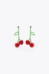 Aros colgantes con forma de cerezas rojas y tallo de cuentas verdes.
