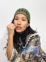 Gorro tipo casquete rojo tejido al crochet con diseño calado.