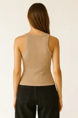 Musculosa color beige de algodón con breteles anchos, corte ajustado y cuello redondo.
