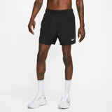 Short deportivo Nike Dri-Fit Challenger 13 pulgadas, color negro, con cintura elástica y cordón de ajuste. Cuenta con bolsillos laterales y un bolsillo trasero con cierre.