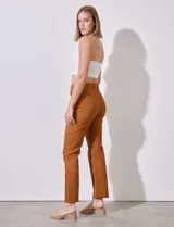Pantalón de jean color ladrillo, corte recto, tiro alto, con bolsillos delanteros y traseros.