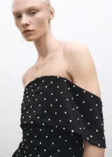 Vestido corto negro con escote strapless y detalle de strass plateados.