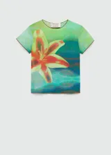 Camiseta de mangas cortas con estampado de flor.