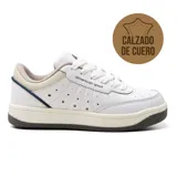 Championes urbanos de cuero blanco con detalles en beige y suela gris.