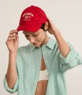 Gorra roja de sarga de algodón con visera curva y bordado frontal con la palabra "Atlanta" en blanco.