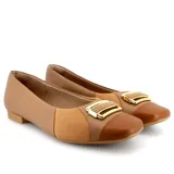 Zapato bajo color marrón, de cuero, con puntera redondeada y detalle de hebilla dorada.