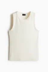 Musculosa blanca de punto acanalado, con cuello redondo y corte ajustado.