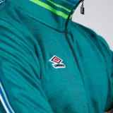 Campera de polyester color verde con detalles de rayas en las mangas y cierre frontal.