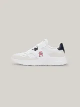 Zapatillas de running Tommy Hilfiger Modern, color blanco con detalles en azul marino y rojo. Confeccionadas en gamuza con interior de poliéster reciclado, plantilla extraíble de poliuretano y suela de EVA.