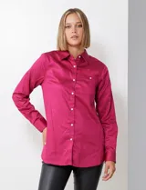 Camisa de algodón satinado color fucsia con cuello con solapa y abertura central con botones, con bolsillo en la parte delantera y tratamiento anti-arrugas.