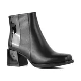 Bota corta de cuero sintético negro con elástico lateral y detalle de charol en el talón. Taco cuadrado de altura media y punta cuadrada.