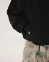 Hoodie color negro con efecto lavado a la piedra (stone washed), corte oversize y bolsillo canguro frontal. Presenta un pequeño bordado en el pecho.