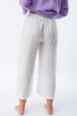 Pantalón corto blanco de lino con cintura elastizada y lazo ajustable.