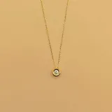 Gargantilla de oro amarillo 18k con cadena fina y dije de brillante engarzado.