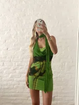 Minivestido verde con estampado de hojas, escote drapeado y choker al cuello.