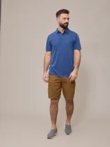 Remera polo marrón de piqué de algodón con cuello clásico y tapeta de dos botones. Logo bordado en el pecho. Corte clásico.
