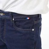 Pantalón de jean azul oscuro, corte slim, tiro medio y confeccionado en Francia.
