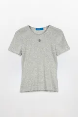 Remera negra de algodón con cuello redondo y mangas cortas. Corte ajustado al cuerpo.