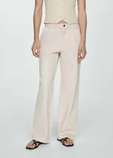 Pantalón de jean color crudo, de corte recto, tiro medio y largo hasta el tobillo.