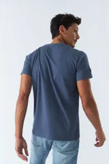 Remera azul de algodón con cuello redondo, mangas cortas y estampado frontal con la frase 'Enjoy Your Problems'.