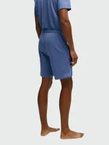 Short de playa azul con cintura elástica y cordón ajustable.