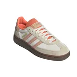 Zapatillas Adidas Handball Spezial W, con capellada de gamuza color beige, detalles en color salmón y suela de goma marrón.
