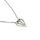Collar de acero con dije en forma de diamante, con cadena ajustable y diseño minimalista.