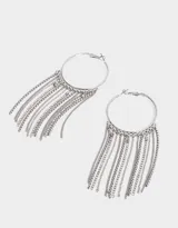 Aros argolla plateados con múltiples cadenas colgantes de diferentes tipos de eslabones.