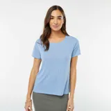 Remera celeste de corte clásico y mangas cortas.