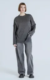 Sweater gris oscuro de manga larga con cuello redondo y paneles laterales con costuras a la vista.