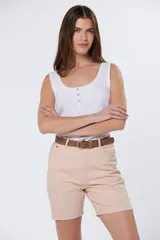 Bermuda color beige con cinco bolsillos, corte a la rodilla y presillas para cinturón.