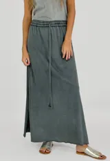 Conjunto color gris topo, compuesto por musculosa con cuello redondo y falda larga con cintura elastizada y cordón ajustable.