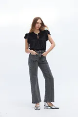 Pantalón de jean gris con efecto lavado, corte recto, tiro alto y bolsillos delanteros con alforza central.