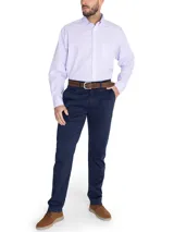 Camisa de hombre RKF de manga larga con rayas verticales color lavanda. Tiene cuello abotonado, bolsillo en el pecho con logo bordado y tecnología wrinkle-free.